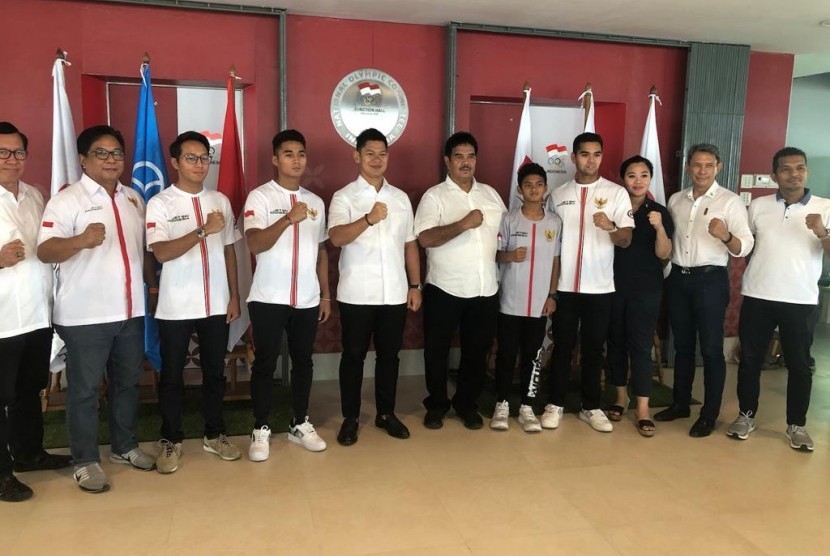 Ketua Umum KOI Raja Sapta Oktohari (tengah) bersama pengurus Ikatan Jetsport Boating Asotiation ( IJBA) dan para atlet jetski andalan Indonesia di Kantor KOI, Jakarta, Senin (18/11).