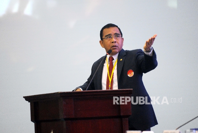 Ketua Umum Komite Olahraga Nasional Indonesia (KONI) Tono Suratman menjadi pembicara dalam seminar 