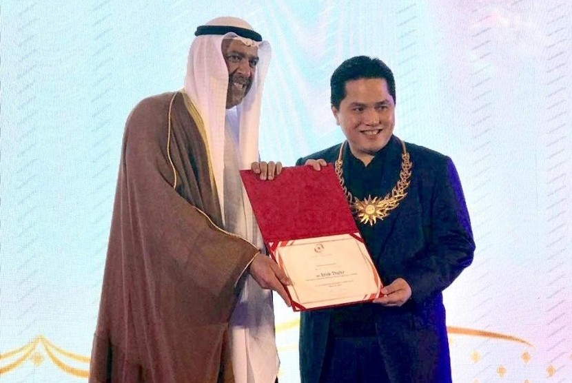 Ketua Umum Komite Olimpiade Indonesia (KOI), Erick Thohir (kanan) menerima OCA Award dari Presiden OCA, Sheik Ahmad Al Falah Al Sabah.