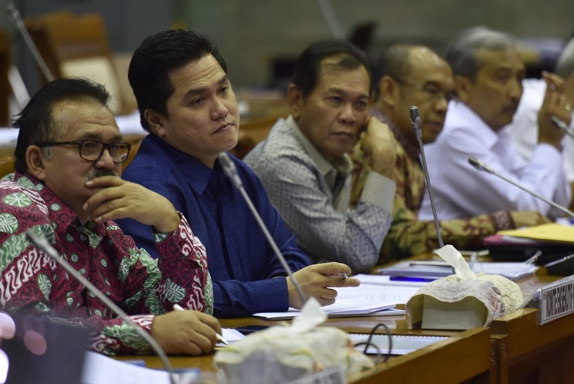 Ketua Umum Komite Olimpiade Indonesia (KOI) Erick Thohir (kedua kiri)  menyimak pertanyaan anggota Komisi X saat Rapat Dengar Pendapat Umum di Komplek Parlemen Senayan, Jakarta, Selasa (14/6).