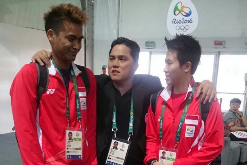 Ketua Umum Komite Olimpiade Indonesia (KOI) Erick Thohir (tengah) bersama ganda campuran Indonesia, Tontowi Ahmad/Liliyana Natsir 
