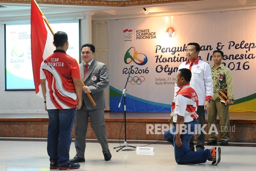 Ketua Umum Komite Olimpiade Indonesia (KOI) Erik Thohir (kedua kiri), disaksikan Menpora Imam Nachrowi (kedua kanan) memberikan bendera merah putih kepada atlit Indonesia saat Pengukuhan dan Pelepasan Kontingen Indonesia Olimpiade 2016 di Jakarta, Selasa (
