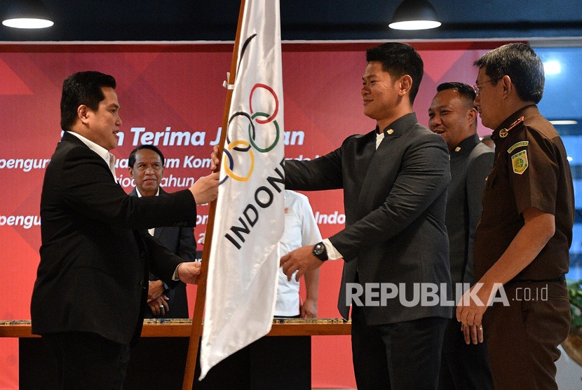 Sekjen KOI Ferry Kono (kedua kanan) menyampaikan keputusan mengirim atlet untuk cabang Obstacle Course Race di SEA Games 2019..