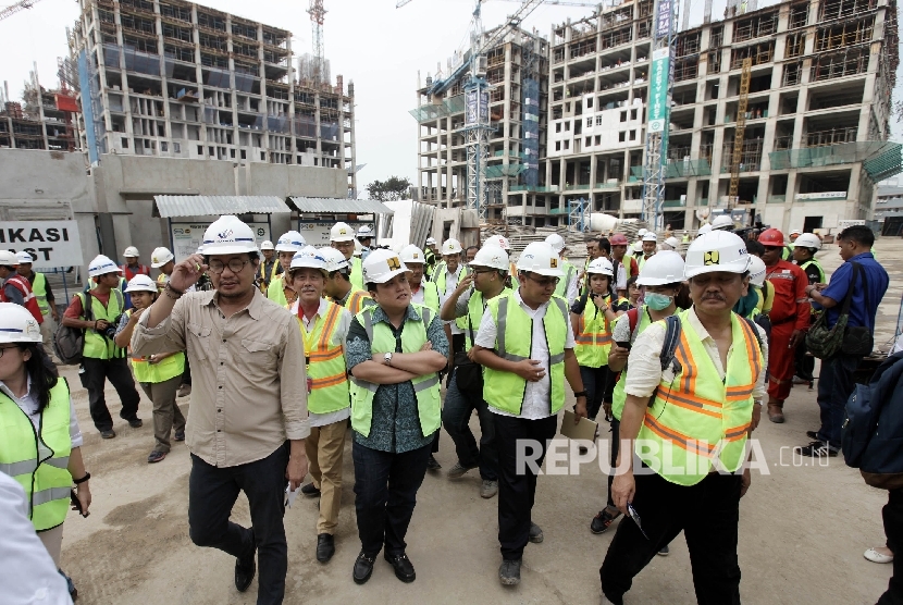 Ketua Umum Komite Olimpide Indonesia (KOI) sekaligus Ketua Panitia Asian Games (INASGOC), Erick Thohir (tengah), meninjau proyek pembangunan Wisma Atlet di Kemayoran, Jakarta, Senin (17/10).