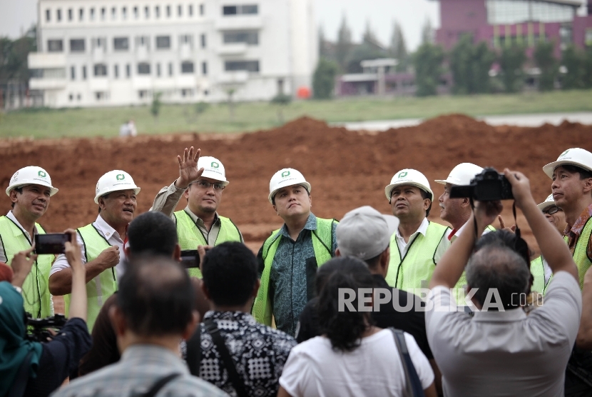 Ketua Umum Komite Olimpide Indonesia (KOI) sekaligus Ketua Panitia Asian Games (INASGOC), Erick Thohir, (tengah) meninjau proyek tempat pertandingan Equistrian Asian Games di arena pacuan kuda Pulomas, Jakarta Timur, Senin (17/10). 