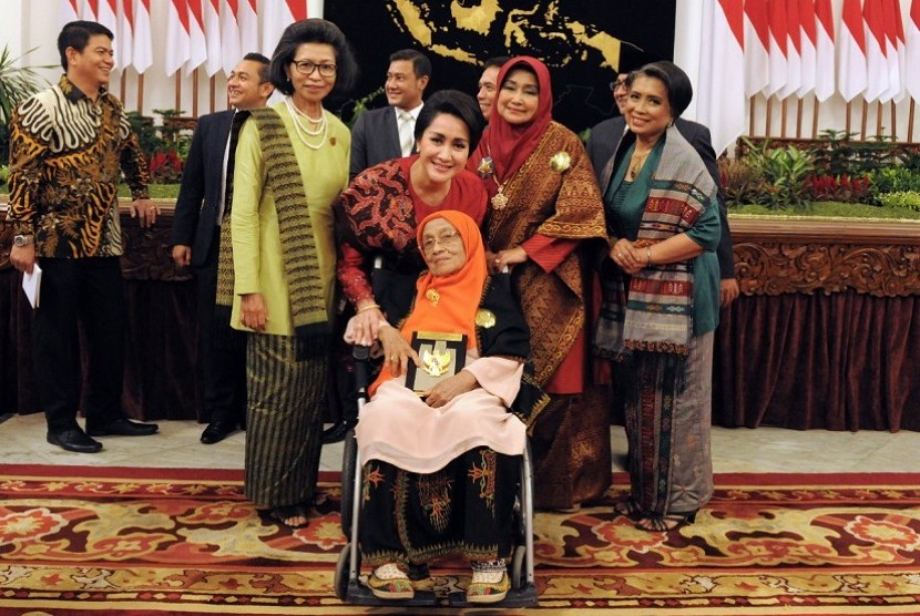 Ketua Umum Kongres Wanita Indonesia (Kowani) Giwo Rubianto Wiyogo (kedua kiri) dengan keluarga Laksamana Malahayati.