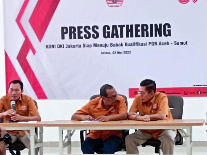 Ketua Umum KONI DKI Jakarta Hidayat Humaid (tengah)