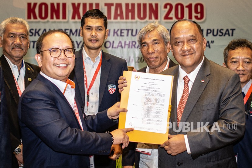 Ketua Umum KONI Pusat Letjen TNI (Purn) Marciano Norman (kanan depan) menerima surat keputusan dari pimpinan sidang Djamhuron P Wibowo (kiri depan) dalam Musyawarah Olahraga Nasional (Musornas) KONI XIII tahun 2019 di Jakarta, Selasa (2/7/2019). 