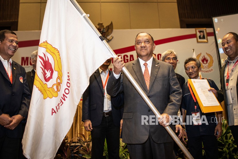 Ketua Umum KONI Pusat Letjen TNI (Purn) Marciano Norman (tengah) membawa bendera KONI dalam Musyawarah Olahraga Nasional (Musornas) KONI XIII tahun 2019 di Jakarta, Selasa (2/7/2019).
