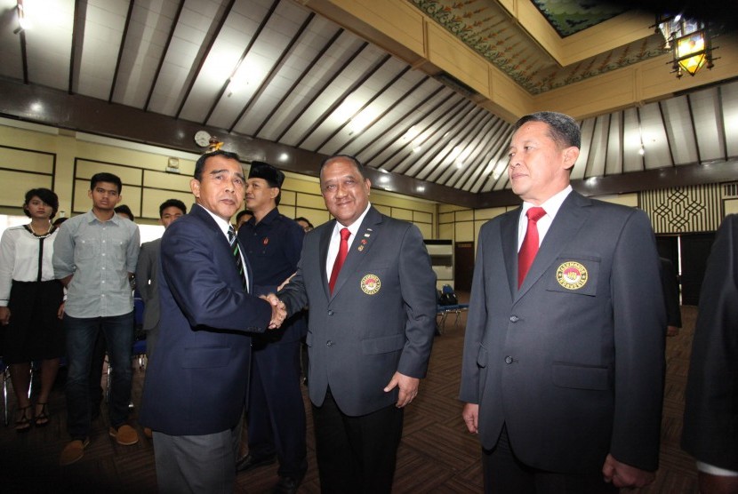 Ketua Umum KONI Pusat Tono Suratman berjabat tangan dengan Ketua Pengurus Besar Taekwondo Indonesia (PB TI) periode 2015-2019 Marciano Norman