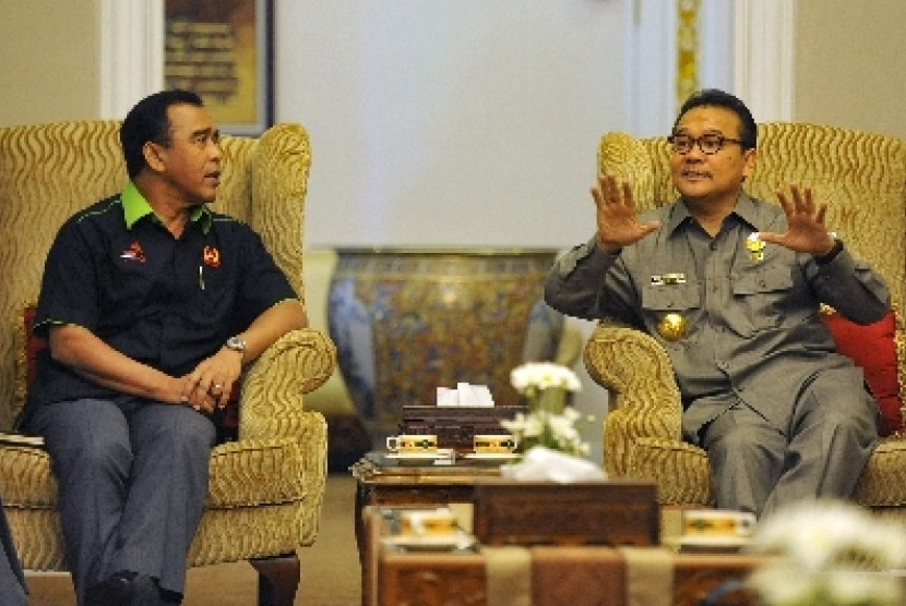 Ketua Umum KONI, Tono Suratman (kiri).
