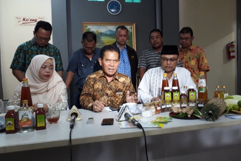 Ketua Umum Kontak Tani Nelayan Andalan (KTNA) Nasional Winarno Thohir (tengah) menjelaskan adanya KTNA Mart yang menjual 30 persen produk lokal di Gedung YAMPI Jakarta, Kamis (21/3).