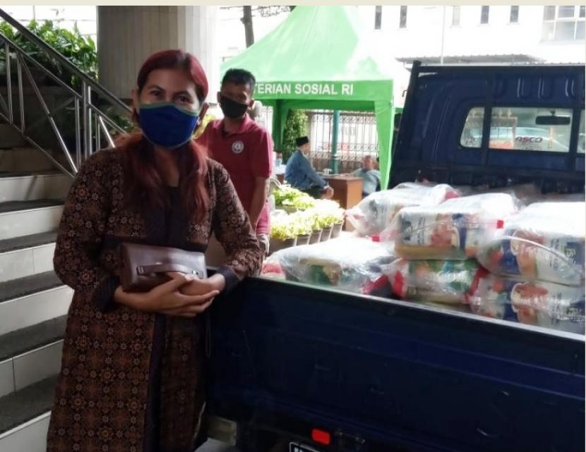  Ketua Umum KPRI-1 Vetty Pratiwi membagikan 150 sembako dari Tagana Dinsos DKI kepada mereka yang membutuhkan.