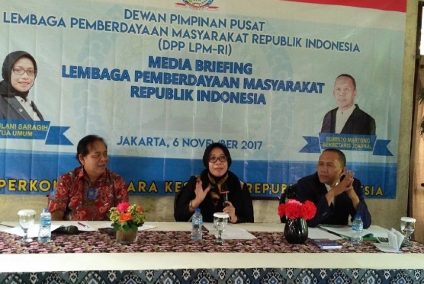 Ketua Umum Lembaga Pemberdayaan Masyarakat (LPM) Eni Maulani Saragih didampingi Sekjen LPM Suminto Martono (kanan) saat acara Media Briefing LPM di Jakarta, Senin (6/11)