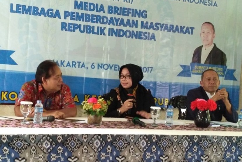 Ketua Umum Lembaga Pemberdayaan Masyarakat (LPM) Eni Maulani Saragih didampingi Sekjen LPM Suminto Martono (kanan) saat acara Media Briefing LPM di Jakarta, Senin (6/11))