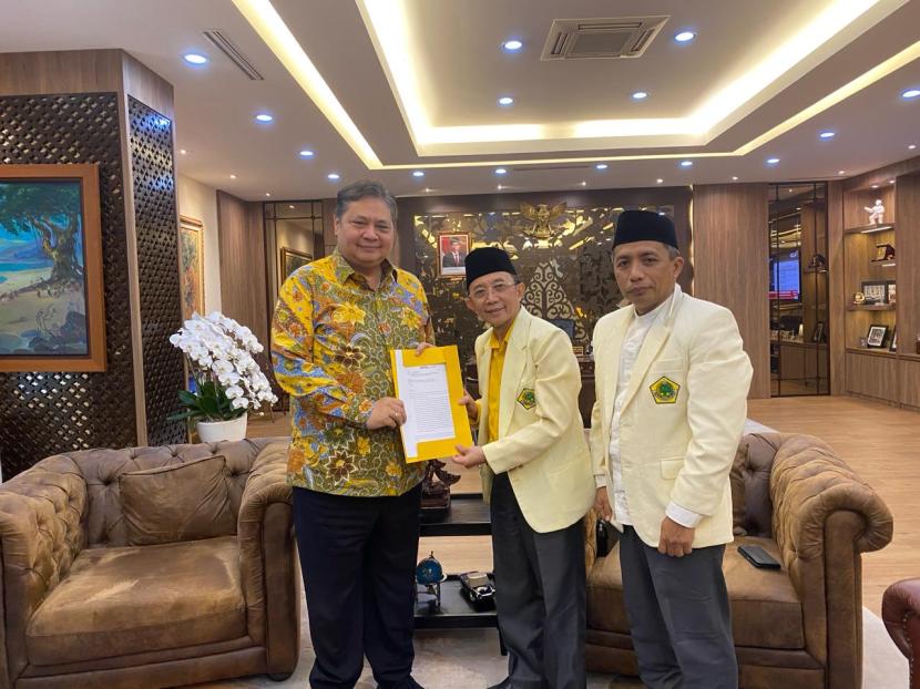 Ketua Umum Majelis Dakwah Islamiyah (MDI), KH M Choirul Anam bersama Ketua Umum DPP Partai Golkar, Airlangga Hartarto di kantor DPP Golkar, Slipi, Jakarta Barat, Rabu (3/4/2024).