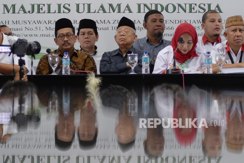 Chairman of Indonesian Council of Ulama (MUI) KH Ma'ruf Amin (two at left) accompanied ACTA's members  in a press conference at MUI office, Central Jakarta on Monday.