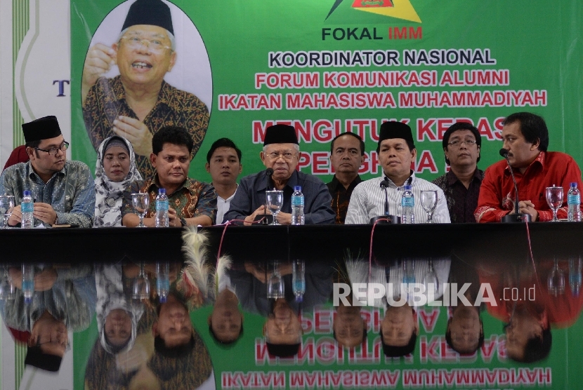 Ketua umum Majelis Ulama Indonesia KH. Ma'ruf Amin (tengah) menerima sejumlah anggota Forum Keluarga Alumni Ikatan Mahasiswa Muhammadiyah (FOKAL IMM) di Kantor MUI, Jakarta, Senin (6/2).