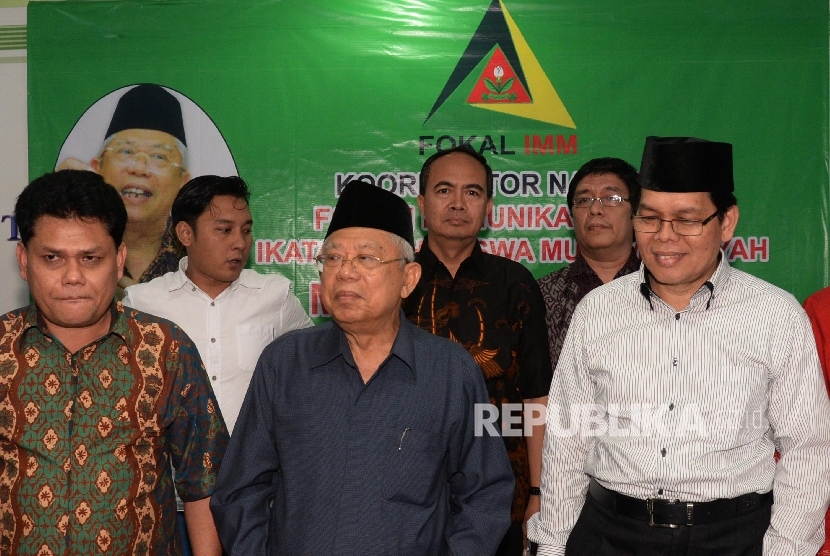 Ketua umum Majelis Ulama Indonesia KH Ma'ruf Amin (tengah) menerima sejumlah anggota Forum Keluarga Alumni Ikatan Mahasiswa Muhammadiyah (FOKAL IMM) di Kantor MUI, Jakarta, Senin (6/2).