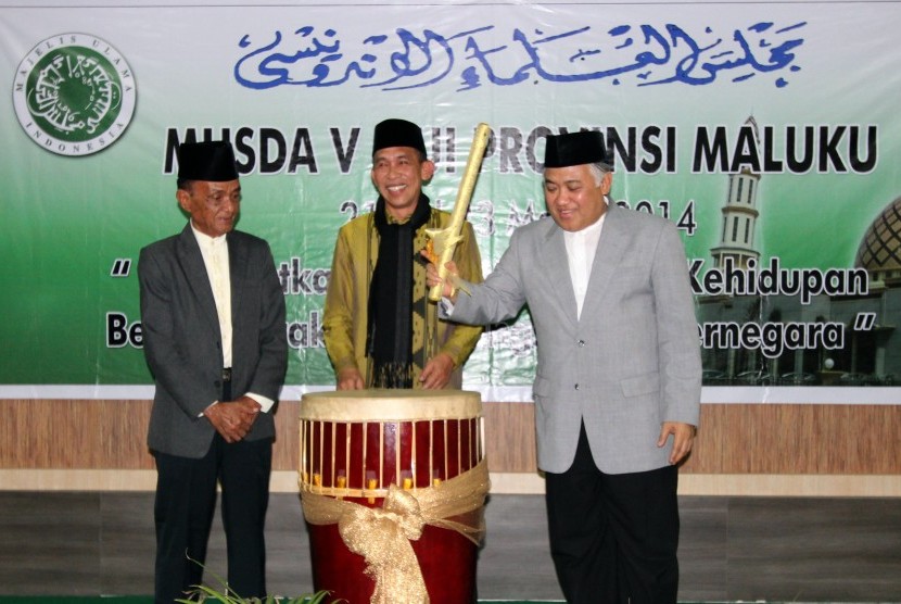 Ketua Umum Majelis Ulama Indonesia (MUI) Din Syamsuddin (kanan) didampingi Gubernur Maluku Said Assagaff (tengah) dan Ketua MUI Provinsi Maluku Idrus Toekan (kiri).