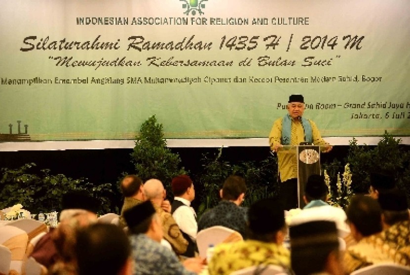 Ketua Umum Majelis Ulama Indonesia (MUI) Din Syamsuddin memberikan tausiyahnya dalam acara buka puasa bersama dan silaturahmi di Bulan Ramadhan di Jakarta, Ahad (6/7). 