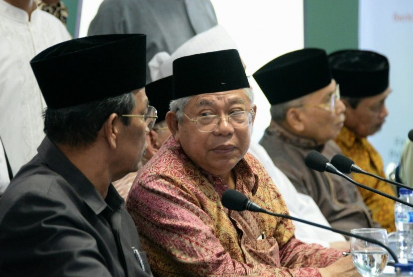 Ketua Umum Majelis Ulama Indonesia (MUI) K.H. Maruf Amin (tengah).