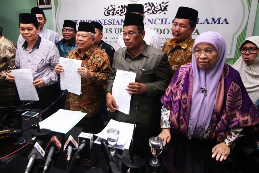 Ketua Umum Majelis Ulama Indonesia (MUI) KH Ma'ruf Amin (kedua kiri) bersama sejumlah pengurus MUI dan perwakilan ormas Islam menunjukkan surat pernyataan sikap mengenai gerakan lesbian, gay, biseksual, dan transgender (LGBT) di kantor MUI, Jakarta, Rabu. 