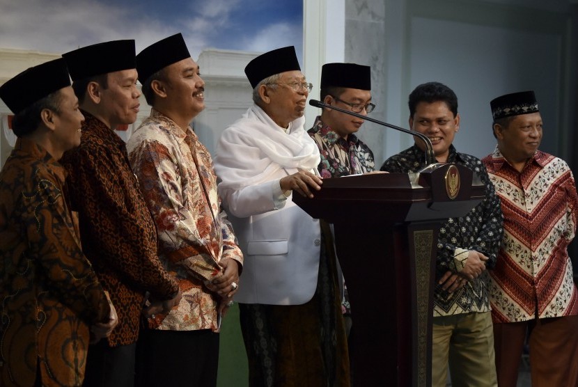 Ketua Umum Majelis Ulama Indonesia (MUI) KH Ma'ruf Amin (keempat kiri) dan Ketua Pelaksana Kongres Ekonomi Umat Lukmanul Hakim (ketiga kiri) menyampaikan keterangan kepada wartawan usai bertemu dengan Presiden Joko Widodo di Kantor Presiden, Jakarta, Jumat (31/3). 