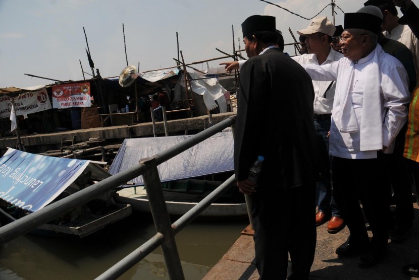 Ketua Umum Majelis Ulama Indonesia (MUI) Ma'ruf Amin (kanan) meninjau warga yang tinggal di perahu saat mengunjungi lokasi penggusuran di Pasar Ikan, Jakarta, Selasa (10/5).