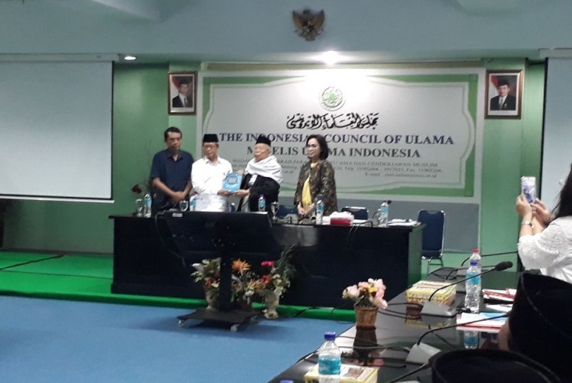 Ketua Umum Majelis Ulama Indonesia (MUI), Prof KH Ma'ruf Amin memimpin rapat Ukhuwah Islamiyyah MUI bersama Kemendikbud untuk membahas Putusan Mahkamah Konstitusi tentang Aliran Kepercayaan di Gedung MUI, Kamis (16/11). 