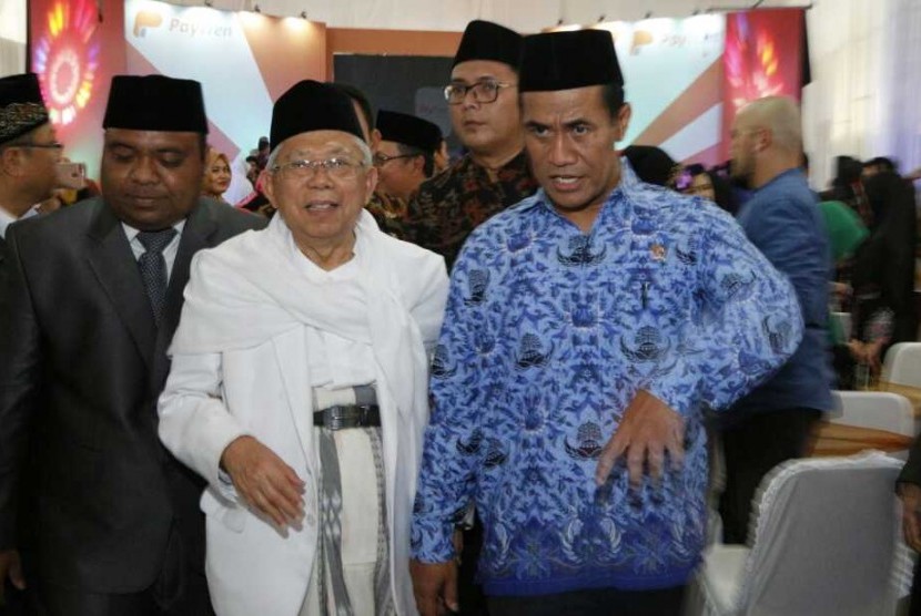 Ketua Umum Majelis Ulama Indonesia (MUI) Pusat KH Ma’ruf Amin (kedua kiri) bersama Menteri Pertanian Andi Amran Sulaiman (kanan)..