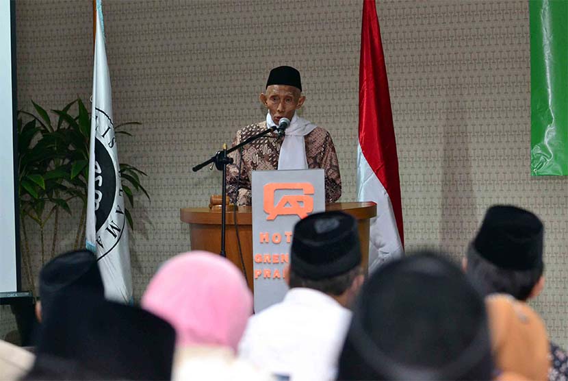 Ketua Umum Majelis Ulama Indonesia (MUI) Pusat, Sahal Mahfuzh memberikan sambutannya dalam pembukaan Rapat Koordinasi Daerah (Rakorda) MUI wilayah III di Jakarta, Jumat (7/12).