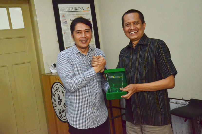Ketua Umum Masyarakat Ekonomi Syariah (MES) Jabar Harry Maksum memberikan cenderamata kepada Kepala perwakilan Jawa Barat Sandy Ferdiana 