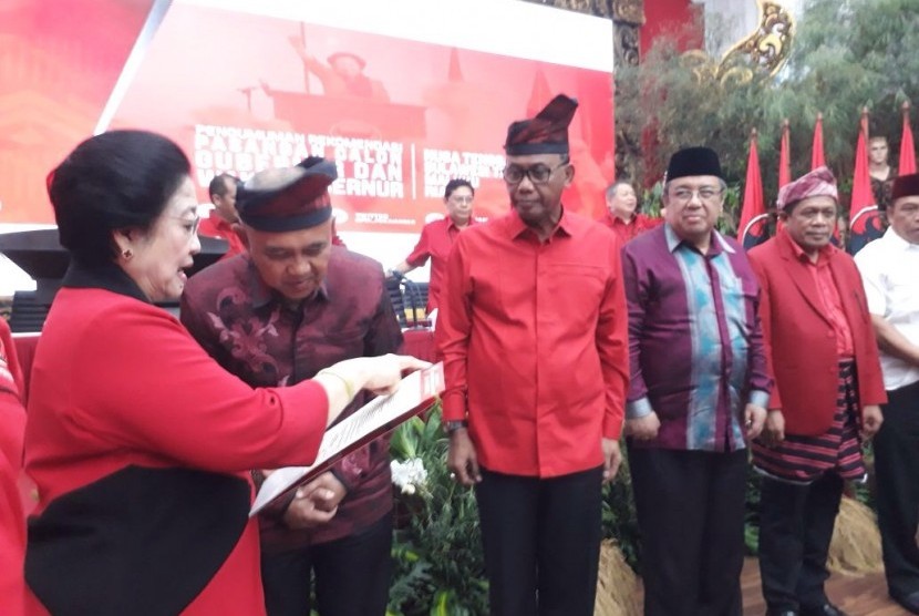 Ketua Umum Megawati Soekarno Putri mengumumkan paslon Gubernur dan Wakil Gubernur untuk Provinsi Riau, sulawei Tenggara,NTT,  dan Maluku di kantor pusat PDIP, Ahad (17/12). 