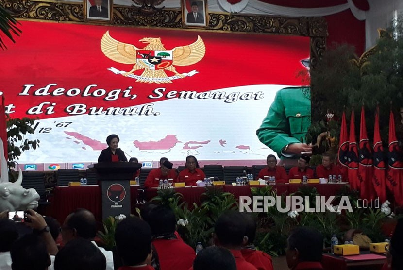 Ketua Umum Megawati Soekarno Putri mengumumkan paslon Gubernur dan Wakil Gubernur untuk Provinsi Riau, sulawei Tenggara,NTT,  dan Maluku di kantor pusat PDIP, Ahad (17/12). 