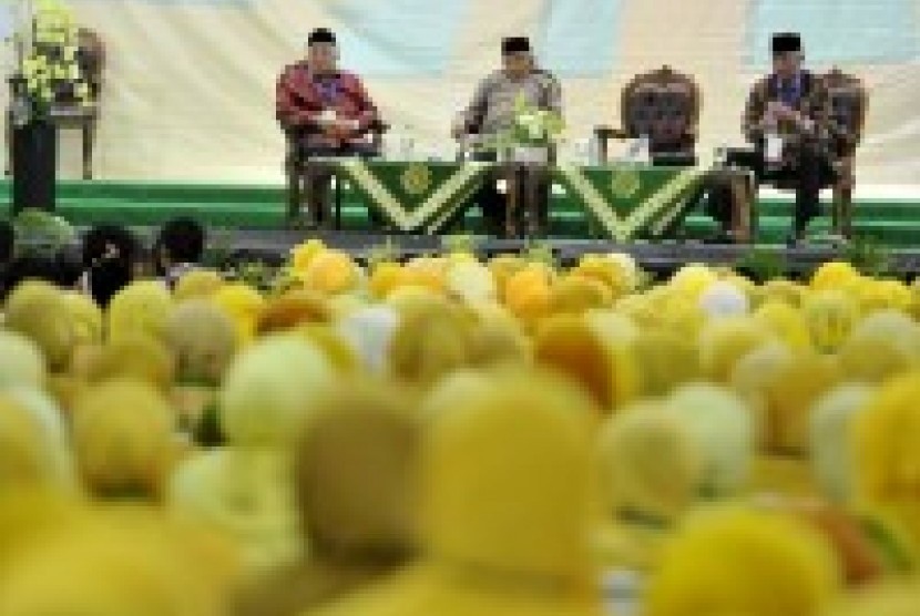 Ketua Umum Muhammadiyah Din Syamsuddin (kiri) berbincang bersama dua mantan Ketua Umum Muhammadiyah Amien Rais (tengah) danMalik Fajar (kanan) saat melakukan kebangsaat disela-sela Muktamar ke-47 Muhammadiyah di kampus Universitas Muhammadiyah (Unismuh) Ma