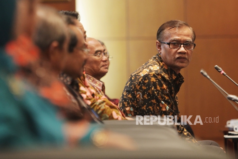 Ketua Umum Muhammadiyah Haedar Nashir bersama sejumlah pengurus pusat Muhammadiyah saat bertemu dengan Ketua MPR Zulkifli Hasan didampingi para wakil ketua dan pimpinan fraksi di ruang delegasi, Kompleks Parlemen, Jakarta, Senin (18/1). 