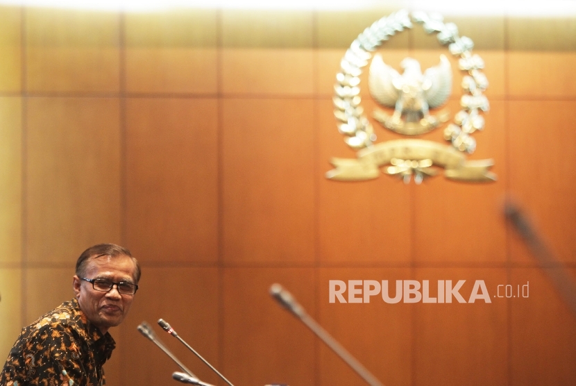 Ketua Umum Muhammadiyah Haedar Nashir bersama sejumlah pengurus pusat Muhammadiyah saat bertemu dengan Ketua MPR Zulkifli Hasan didampingi para wakil ketua dan pimpinan fraksi di ruang delegasi, Kompleks Parlemen, Jakarta, Senin (18/1).