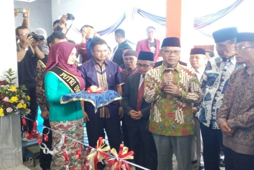 Ketua umum Muhammadiyah Haedar  Nashir meresmikan klinik Muhammadiyah pertama di Kota Tasik, Rabu (28/12).