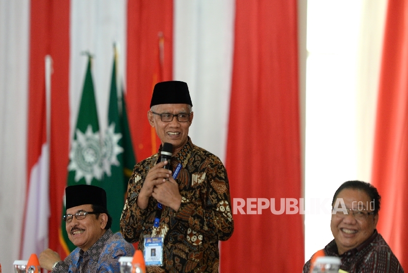 Ketua Umum Muhammadiyah Haedar Nashir (tengah) memberikan paparan usai penandatanganan nota kesepahaman disela Tanwir Muhammadiyah, Islamic Center Ambon, Maluku, Jumat (24/2).