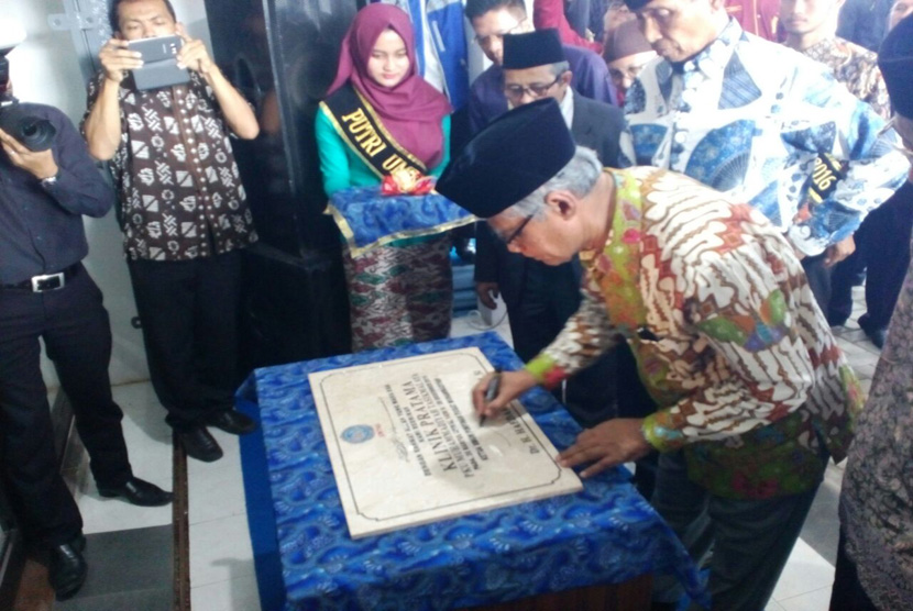 Ketua umum Muhammadiyah Haedar  Nashir meresmikan klinik Muhammadiyah pertama di Kota Tasik, Rabu (28/12).