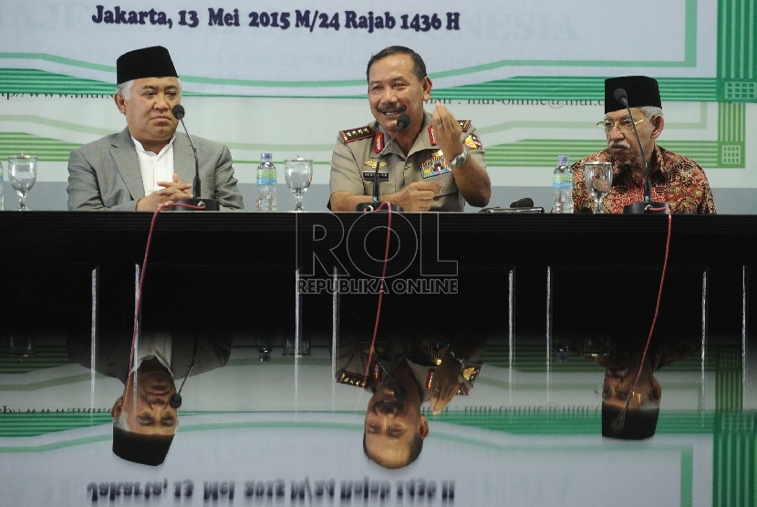 Ketua umum MUI Din Syamsuddin (kiri) bersama Kapolri Jenderal Badrodin Haiti (tengah) dan Ketua Ukhuwah Islamiyah MUI Umar Shihab (kanan), saat silaturahmi di Kantor MUI, Jakarta, Rabu, (13/5). (Republika/Tahta Aidilla)