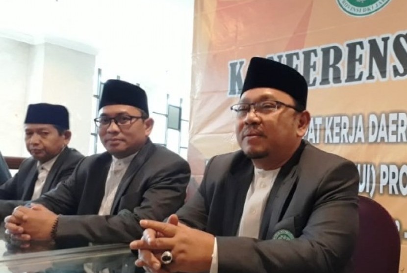 Ketua Umum MUI DKI Jakarta (kanan) KH Munahar Mukhtar