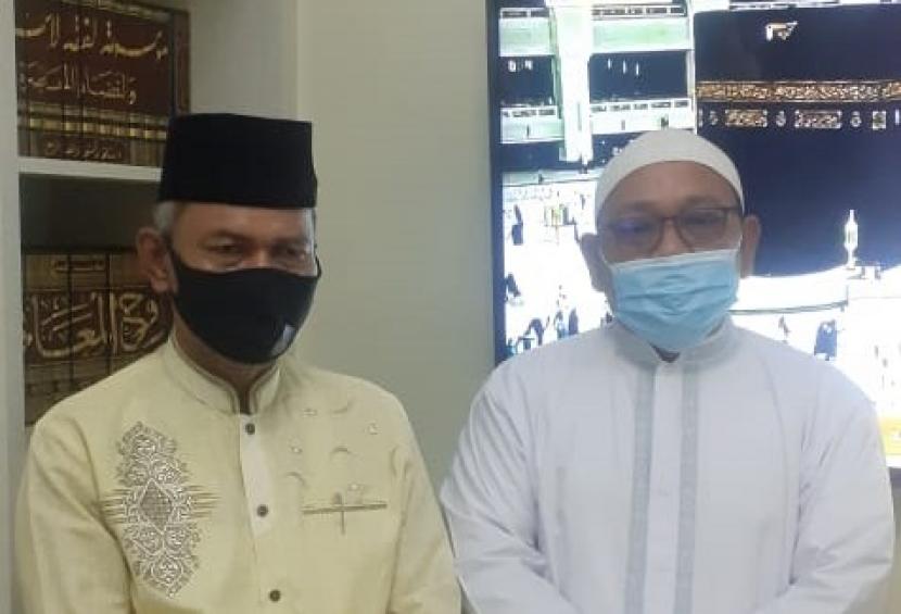 Ketua UMUM MUI DKI Jakarta KH Munahar Muchtar (kanan) dan Ketua DMI Provinsi DKI Jakarta, KH Makmun Al Ayubi sepakati ketentuan ibadah di masjid dan mushala 