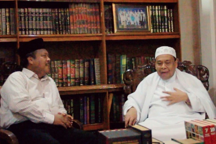 Menteri Agama, Lukman Hakim Saifuddin (kanan) bersama wartawan Republika, Damanhuri Zuhri (kiri).