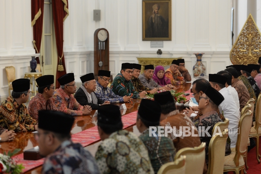 Rais Am PBNU KH Ma’ruf Amin, Ketua Umum PBNU KH Said Aqil Siroj, Panglima TNI Jenderal Gatot Nurmantyo dan Wakil Ketua Umum PBNU Slamet Effendy Yusuf sedang melakukan hormat kepada bendera merah putih pada acara penutupan Kirab Resolusi Jihad NU, dalam ran