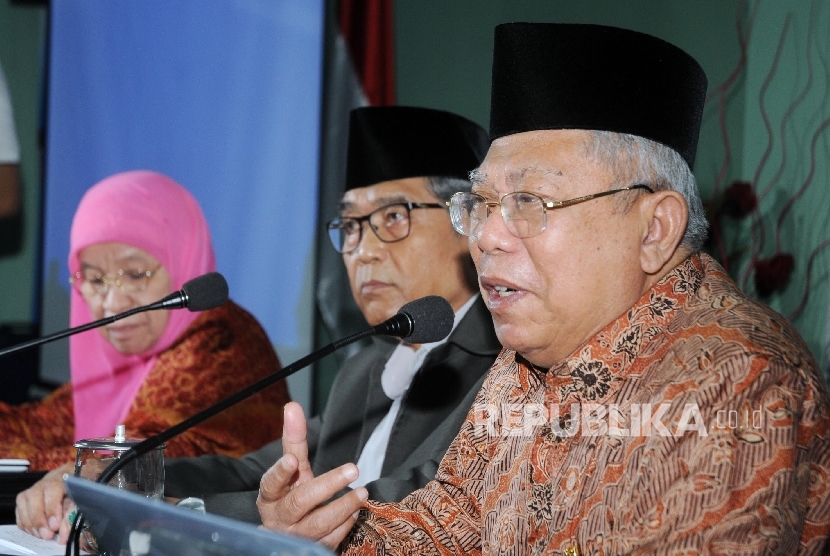 Ketua Umum MUI Ma’ruf amin (kanan) didampingi Ketua Huzaemah T Yanggo, dan Ketua Hasanudin AF (kiri-kanan) menyampaikan keterangan persnya mengenai keputusan status Gafatar, di Jakarta, Rabu (3/2). 