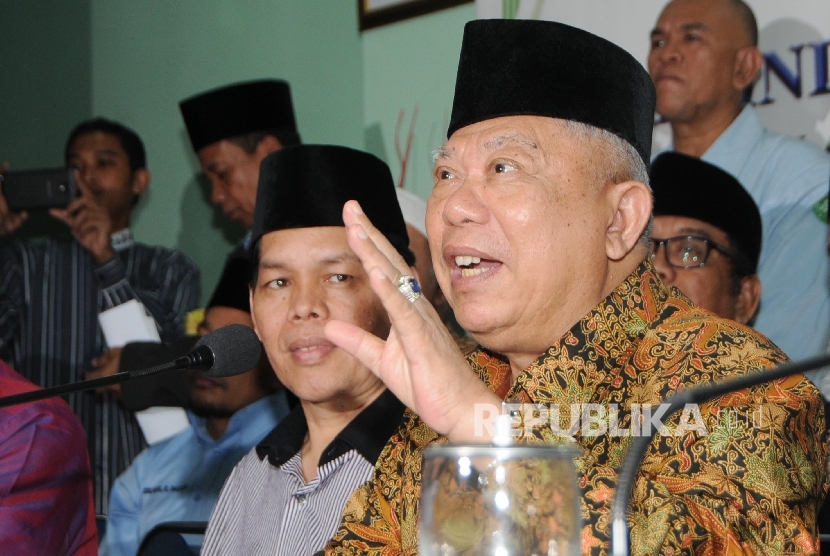 Ketua Umum MUI Ma’ruf Amin (kanan) didampingi Wakil Sekjend MUI Amirsyah Tambunan (kiri) dan jajaran pengurus Ormas Islam sedang membacakan fatwa MUI mengenai LGBT, di Jakarta, Rabu (17/2).