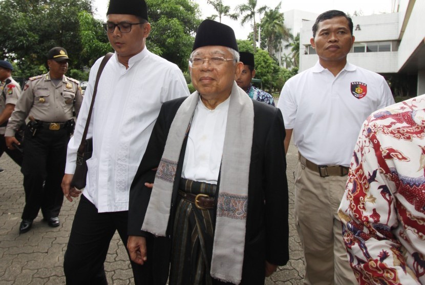 Ketua Umum MUI Ma'ruf Amin (tengah) berjalan sebelum mengikuti sidang lanjutan kasus dugaan penistaan agama di Auditorium Kementerian Pertanian, Jakarta, Selasa (31/1). 
