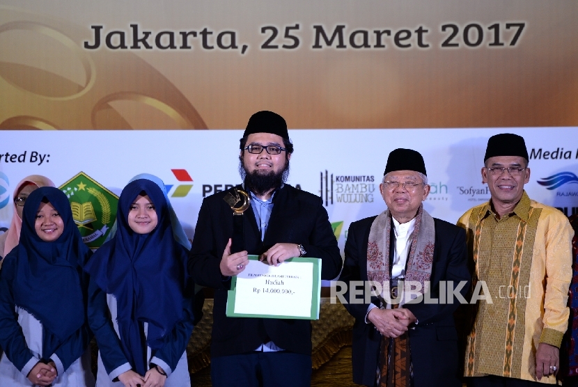 Ketua Umum MUI Maruf Amin (tengah kanan) berfoto bersama pemenang penghargaan Film Terbaik bersama Dewan Juri saat Malam Anugerah Festival Film Santri 2017 di Jakarta, Sabtu(25/3) malam.